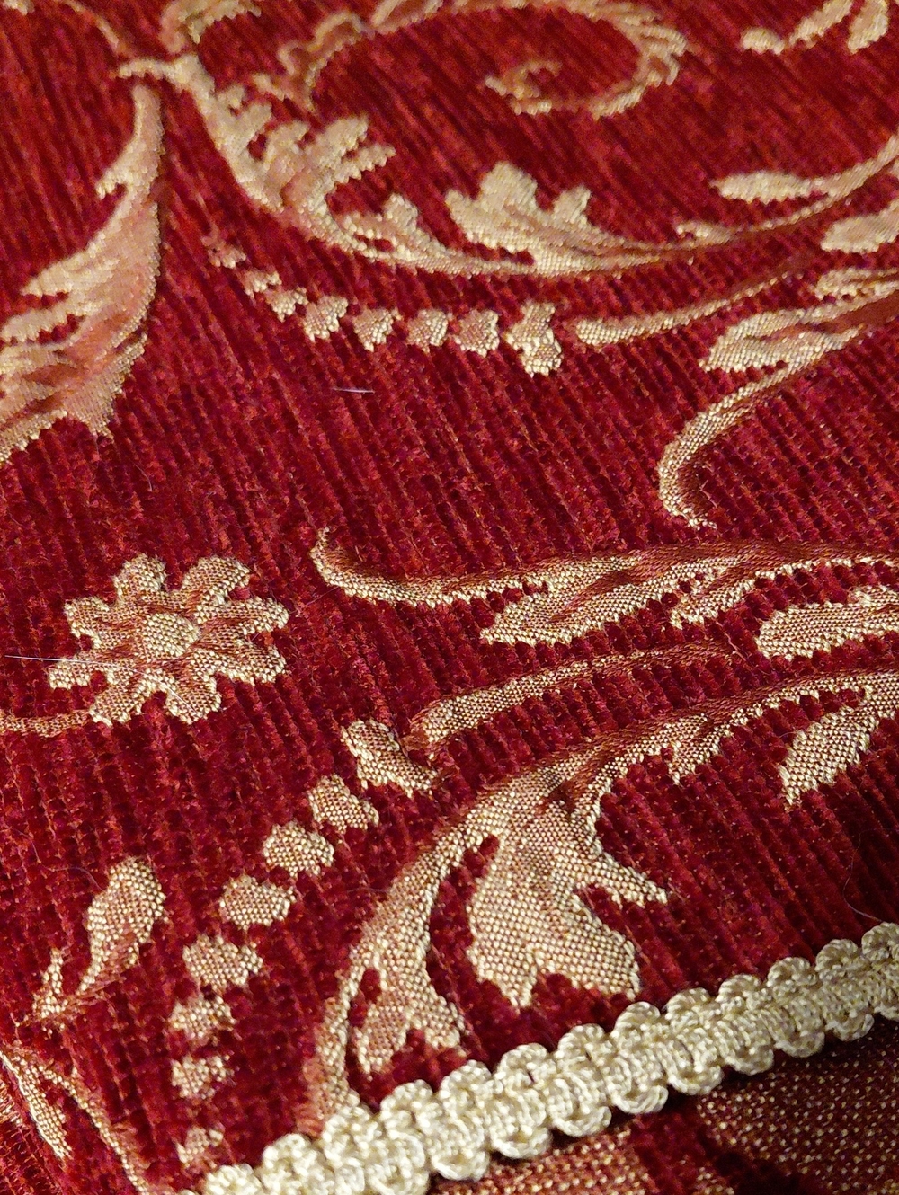 TAPESTRY TABLE RUNNER - Picture 4 of 4
